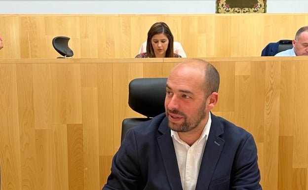 El diputado socialista y edil rinconero Javier Jerez, en un pleno de la institución provincial. 
