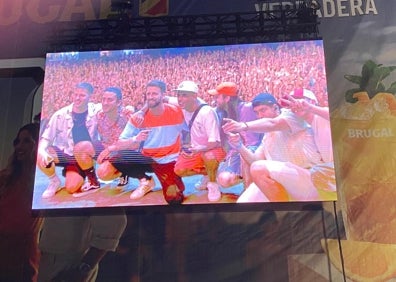 Imagen secundaria 1 - Marta Sango, junto a Rakky Ripper, entre el público tras su actuación. Abajo,. selfie de Juancho Márquez donde se aprecia la cantidad de público, y Rayden durante su actuación.