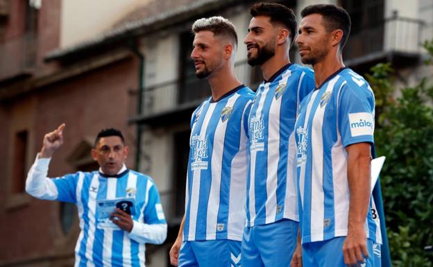 El Málaga llena el centro de la ciudad para desvelar su nueva camiseta