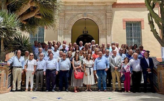 Imagen principal - En la primera foto, asistentes al reencuentro de la promoción de 1971-1972 del Colegio San Estanislao de Kostka. En la segunda, Juan Tenorio, José María Carmona, Audi Cuadra y Gonzalo Vergara. En la última, Patricia Olivares, José Ángel Narváez y Javier Miró.  