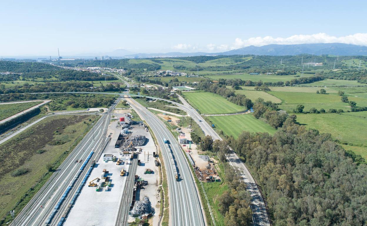 Vista aérea de las obras en uno de los tramos de la línea Algeciras-Bobadilla. 