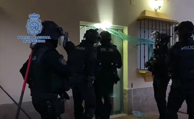 Imagen de uno de los registros practicados por la Policía Nacional en Vélez-Málaga. 