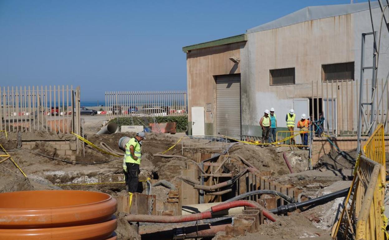 Trabajos de reparación de la tubería dañada. 