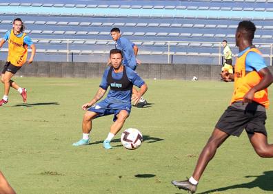 Imagen secundaria 1 - Otros momentos del partido entre el primer equipo y el filial. 