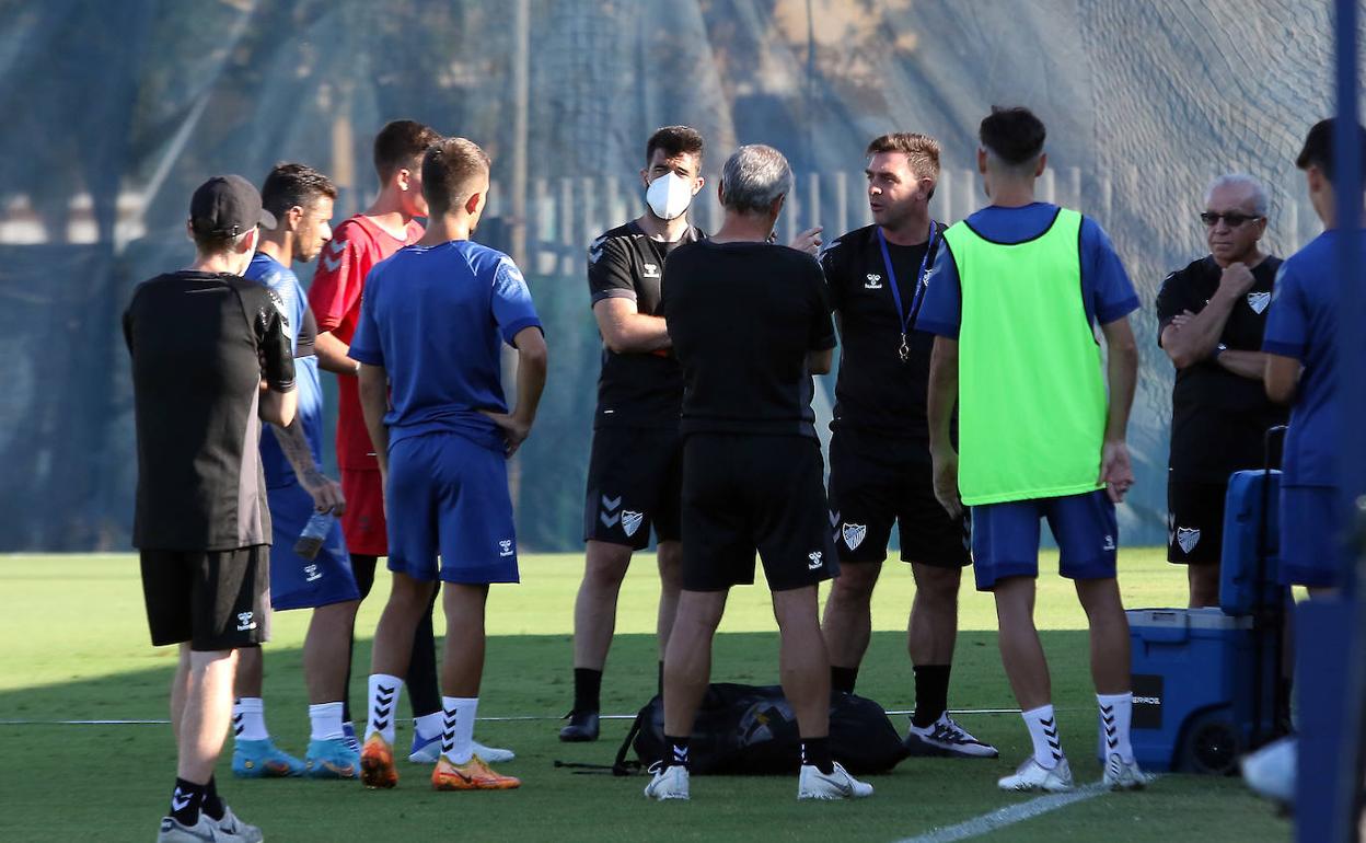 El entrenador del Málaga, Pablo Guede, da indicaciones durante el partido de entrenamiento contra el filial este sábado.