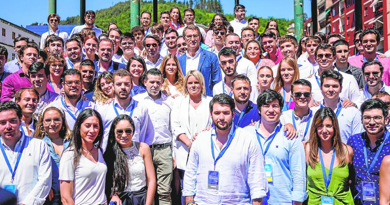 Alberto Núñez Feijóo, José María Aznar, Mari Mar Blanco y Beatriz Fanjul, en el homenaje ayer del PP a Miguel Ángel Blanco. ignacio pérez