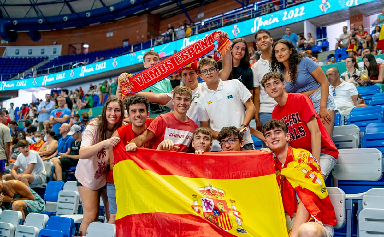 Los aficionados llenaron las gradas del pabellón desde horas antes del encuentro ante Estados Unidos. 