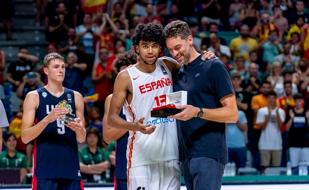 Almansa, elegido MVP, y Pau Gasol. 