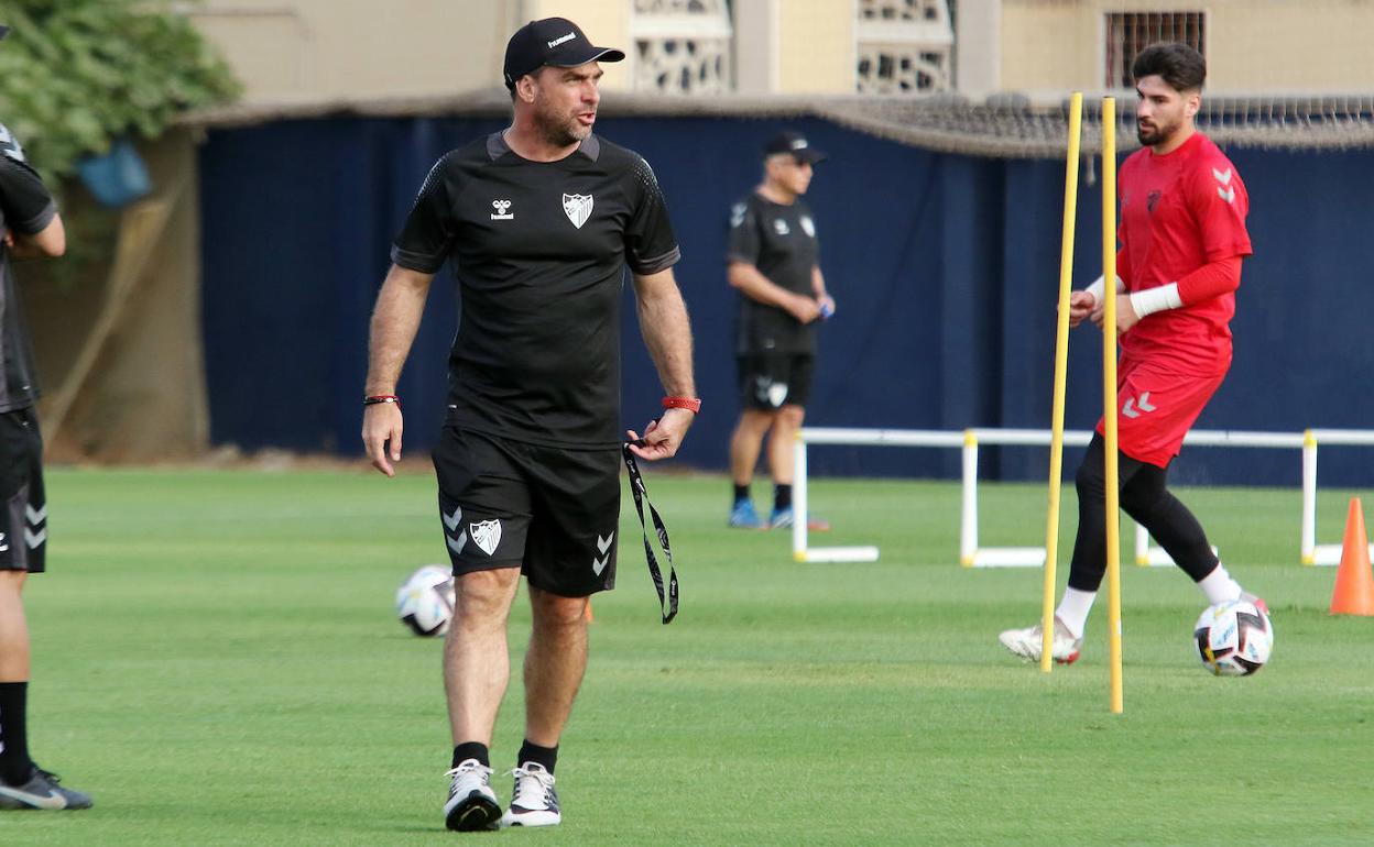 El entrenador del Málaga, Pablo Guede, dirige un entrenamiento en la Federación.