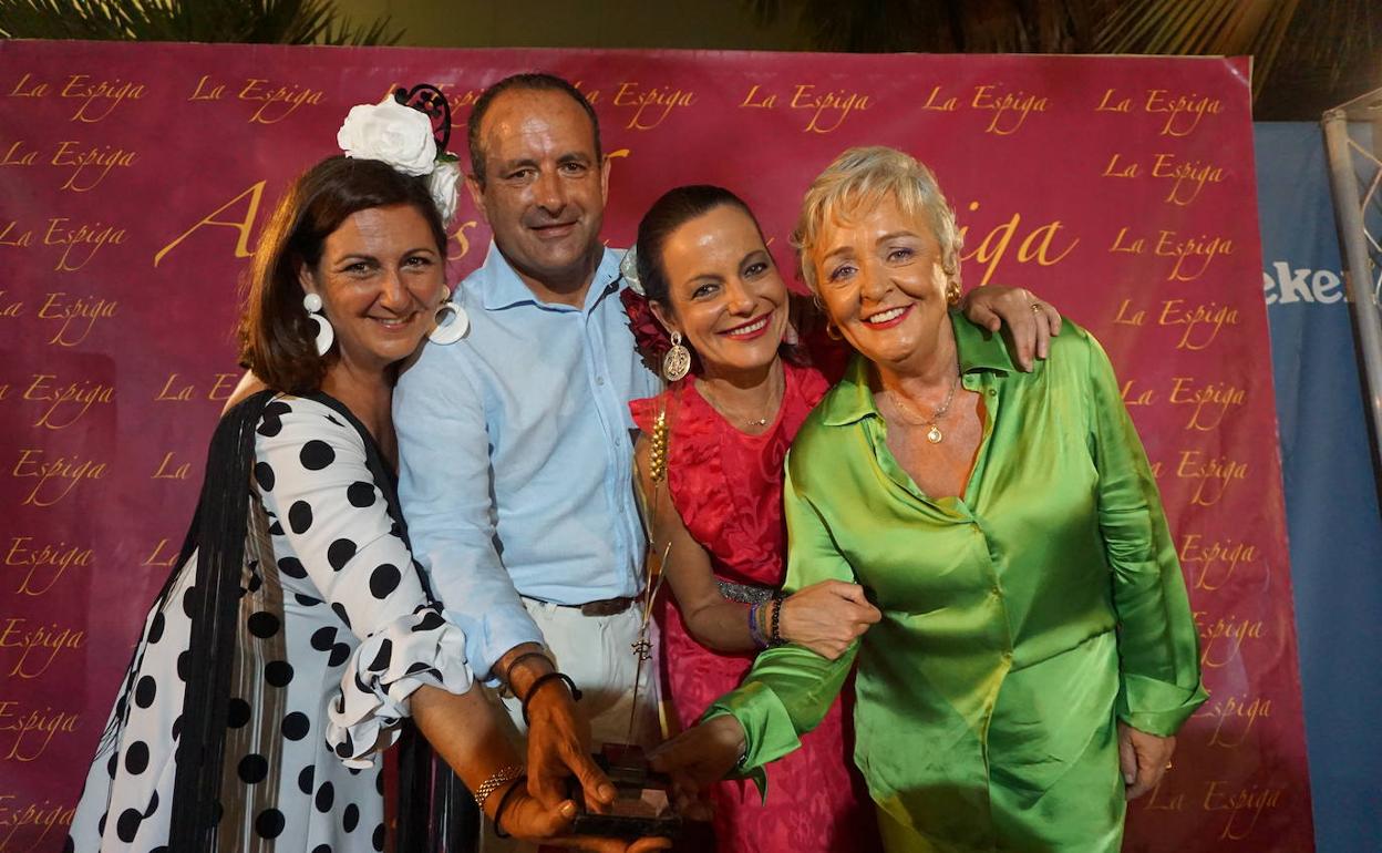 Rocío Gaspar, Manuel Castillo, María Piédrola y Teresa Porras posan junto a la Espiga de Oro. 