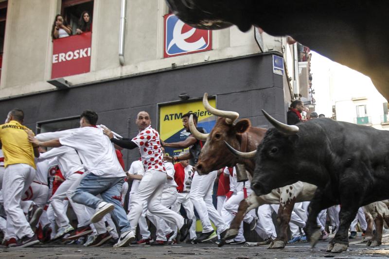 Los mozos, durante el cuarto encierro de los Sanfermines con toros de la ganadería La Palmosilla. 