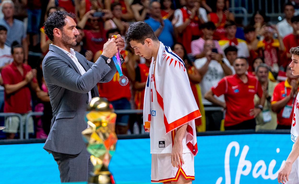 Jorge Garbajosa pone la medalla de plata a Álvaro Folgueiras, que llevaba la bufanda del C.B. El Palo. 