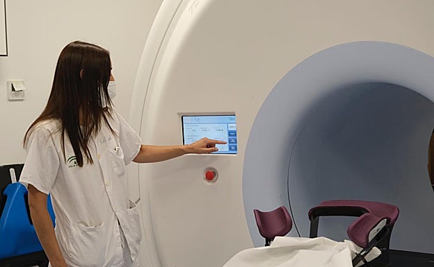 La técnico Carmen Herrero, con el nuevo equipo de Tomoterapia, donación de la Fundación Amancio Ortega.