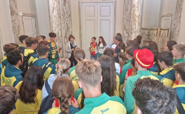 La embajadora de España en Suecia, Cristina Latorre, ha recibido este lunes a los menores.