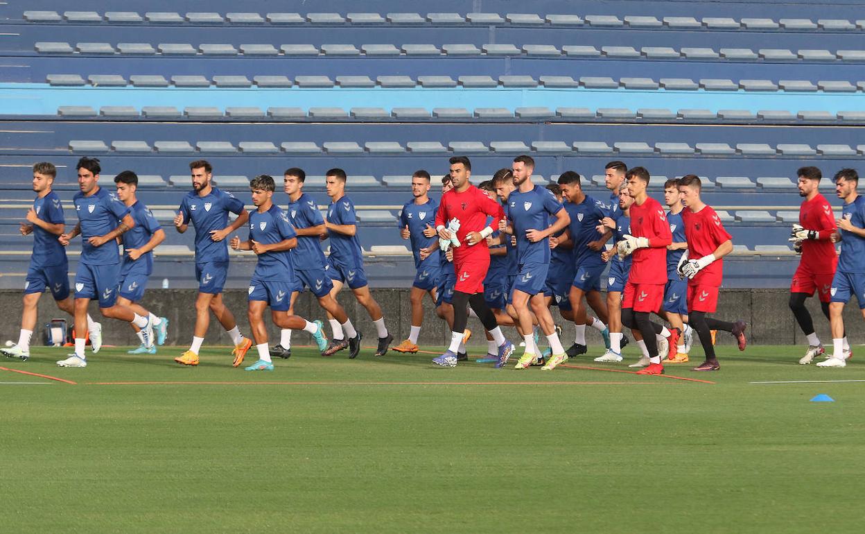 Jugadores del Málaga realizan carrera continua en un entrenamiento reciente en el campo de la Federación. 