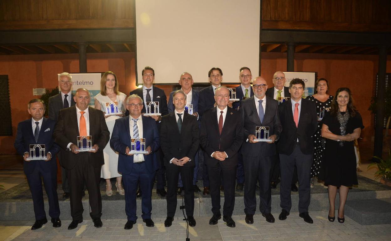 Foto de familia de los premiados con las autoridades asistentes al evento. 