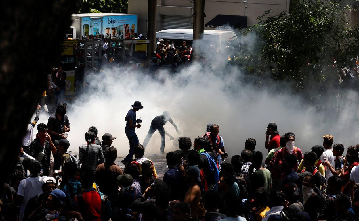 La Policía ha lanzado gases lacrimógenos contra los manifestantes durante los disturbios 