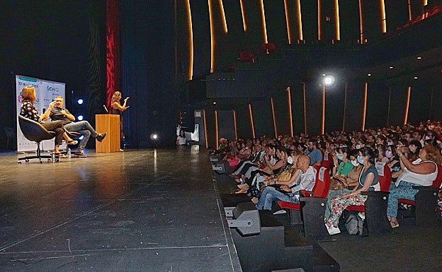María Casado y Antonio Banderas, ante el auditorio completo del Teatro del Soho Caixabank. 