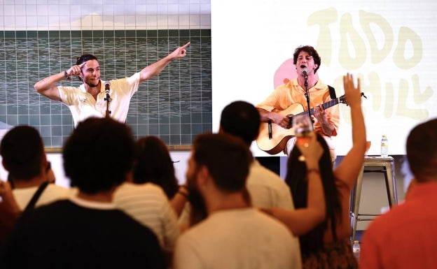 Javi y Pablo Imbroda, durante un concierto cómplice y lleno de amigos y familia. 