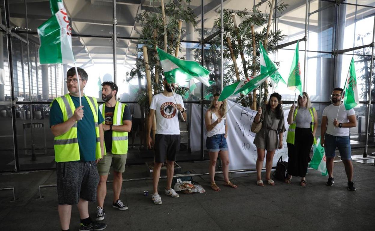 Protesta de tripulantes de cabina de Ryanair, junto a la entrada de la T3 del aeropuerto de Málaga. 