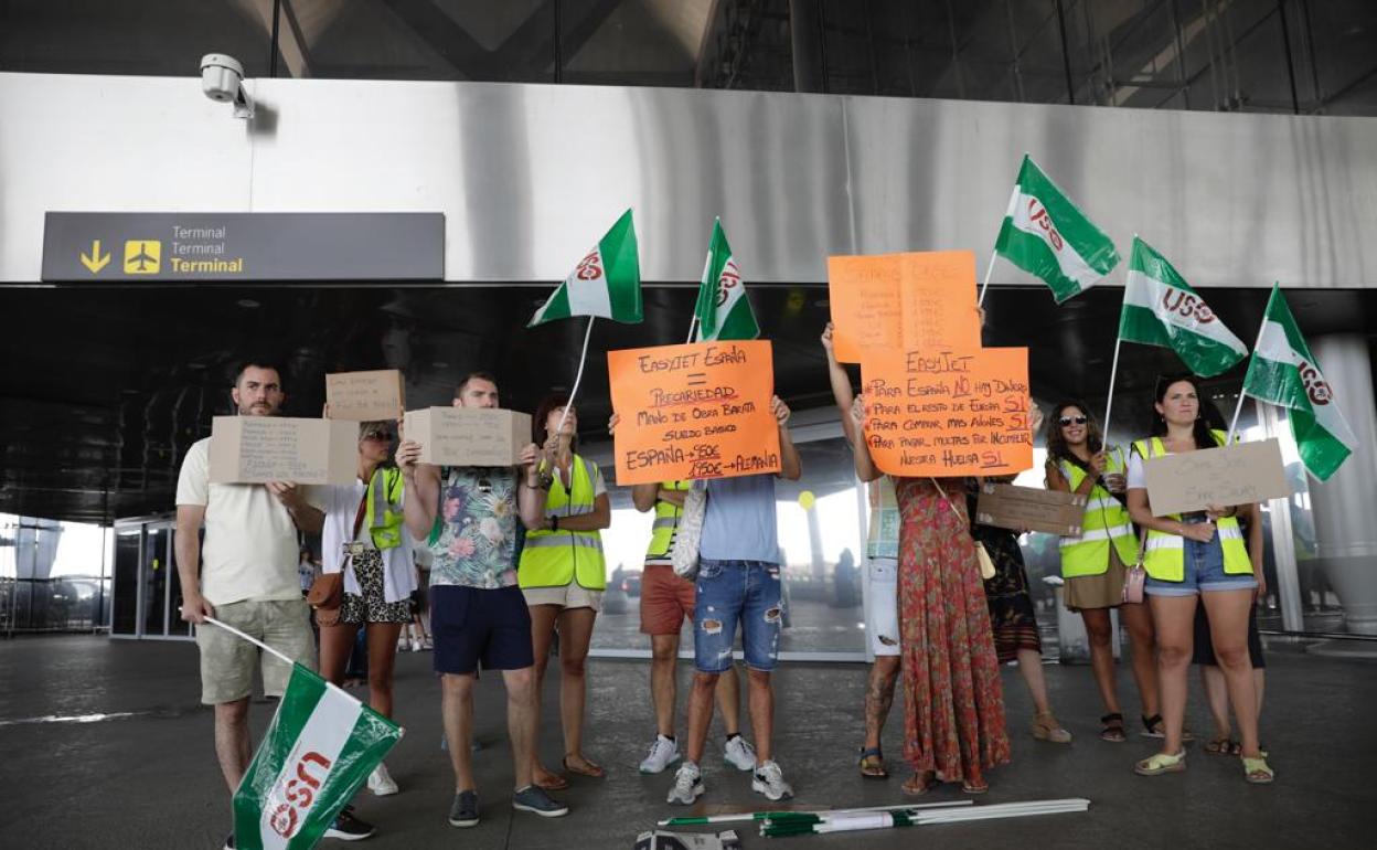 Protestas de tripulantes de cabina de Easyjet, en la primera jornada de huelga de la segunda fase de protestas. 