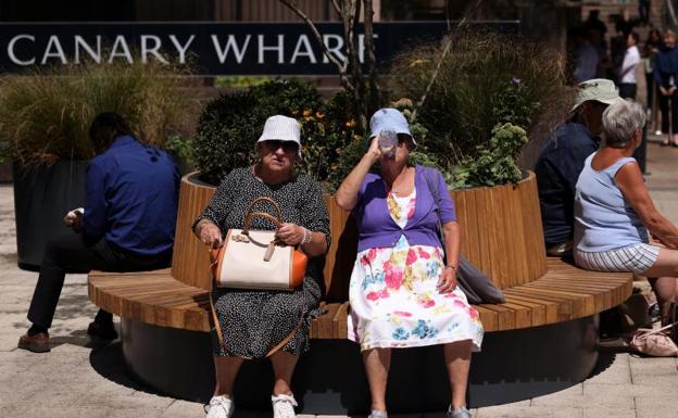 Dos mujeres se refrescan en el centro de Londres. 