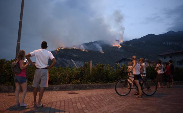 Incendio en Nago, al norte de Italia. 