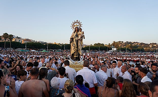 La efigie de El Palo entre un mar de devoción. 