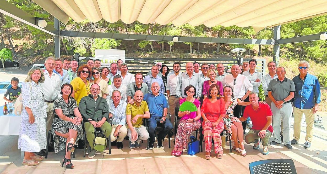 Los miembros de la Asociación de Estudios Urbanísticos y Territoriales Teatinos tras su encuentro anual. sur 