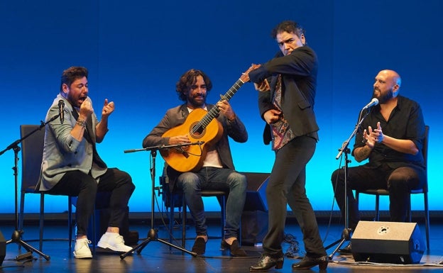 Un momento del concierto, mientras Pedro Córdoba bailaba. 