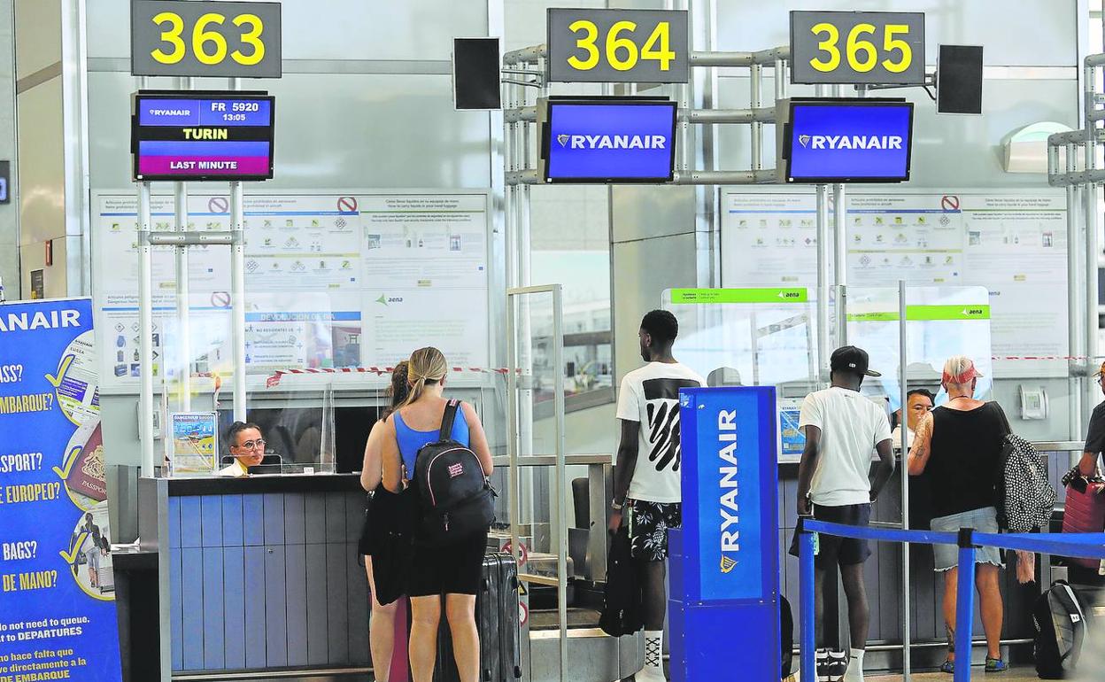 Pasajeros hacen cola ante los mostradores de Ryanair, cuyos tripulantes retoman hoy la huelga. 