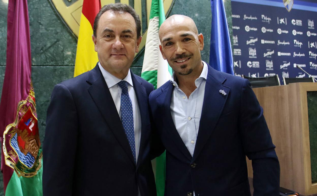 El administrador judicial del Málaga, José María Muñoz (i), y el director deportivo, Manolo Gaspar.