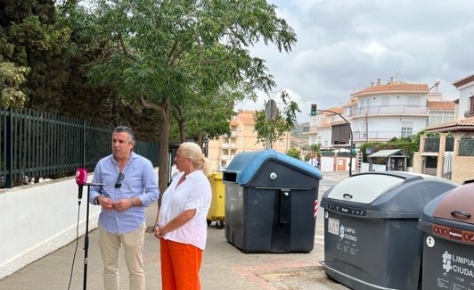 Acto de presentación de los nuevos dispositivos para el reciclaje en Torrox. 