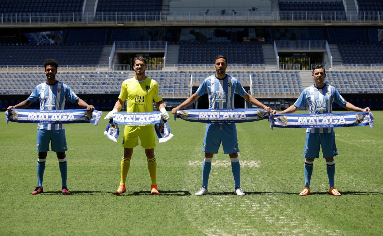 Ramalho, Rubén Yáñez, Esteban Burgos y Álex Gallar, posan en el césped de La Rosaleda.