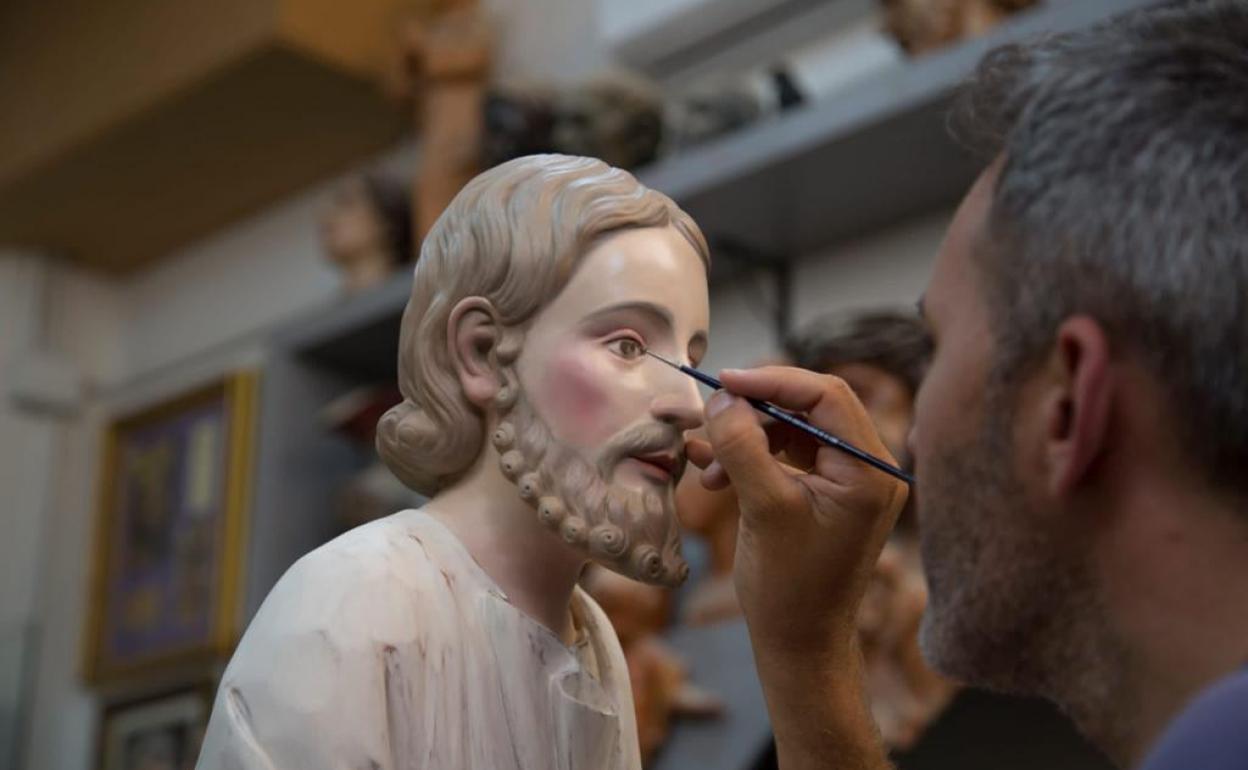 Vega, en el proceso de policromado de la escultura del apóstol Santiago. 