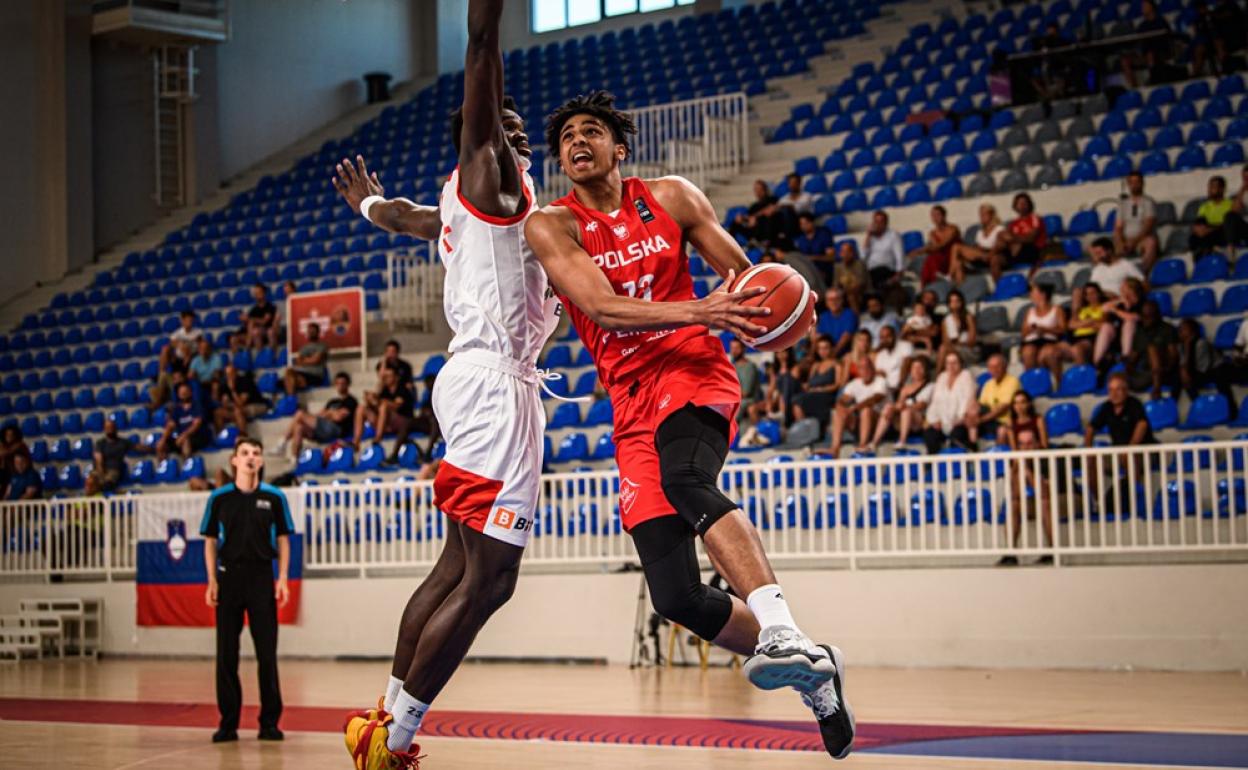 Coulibaly, en un partido del Europeo Sub-20 con Polonia. 