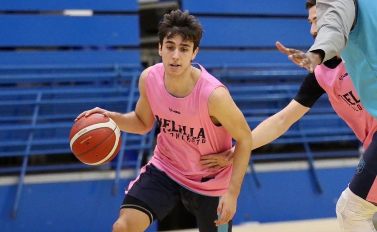 Pablo Sánchez, durante un entrenamiento del Melilla esta temporada. 
