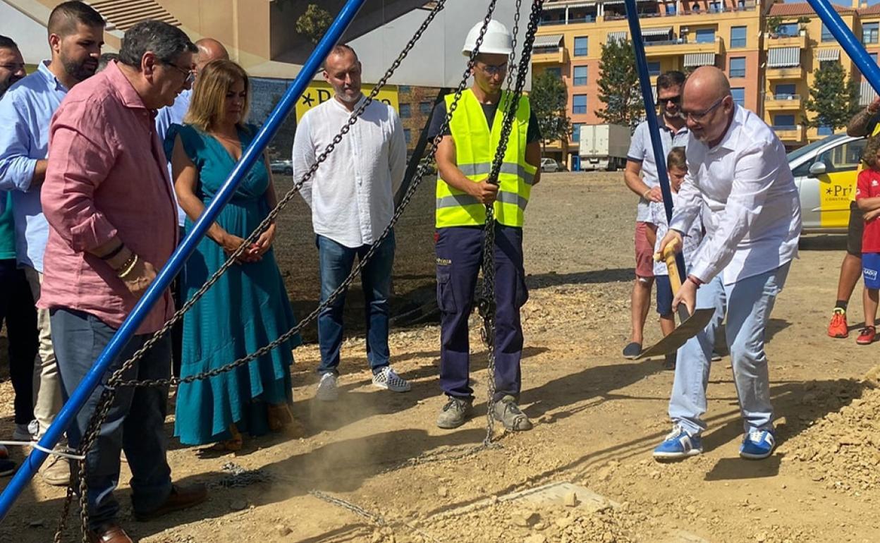 Acto de colocación de la primera piedra del futuro espacio escénico de Torre del Mar. 