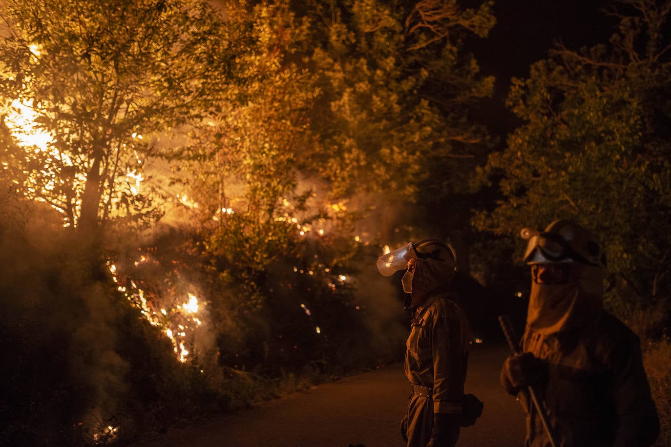 Bomberos forestales realizan labores de extinción de O Barco de Valdeorras. El fuego se inició en el municipio de Carballeda de Valdeorras 