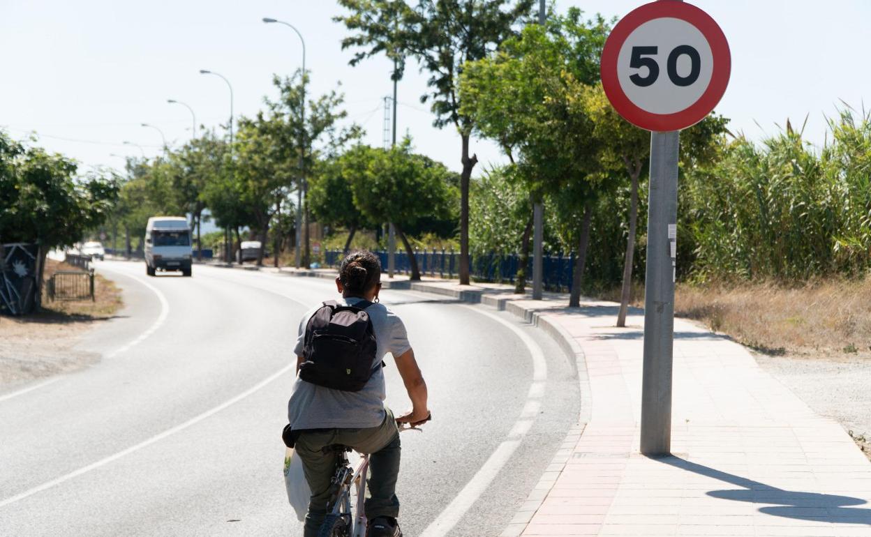 Imagen de la travesía de la antigua N-340 por la que discurrirá el nuevo tramo del carril bici hasta Maro. 