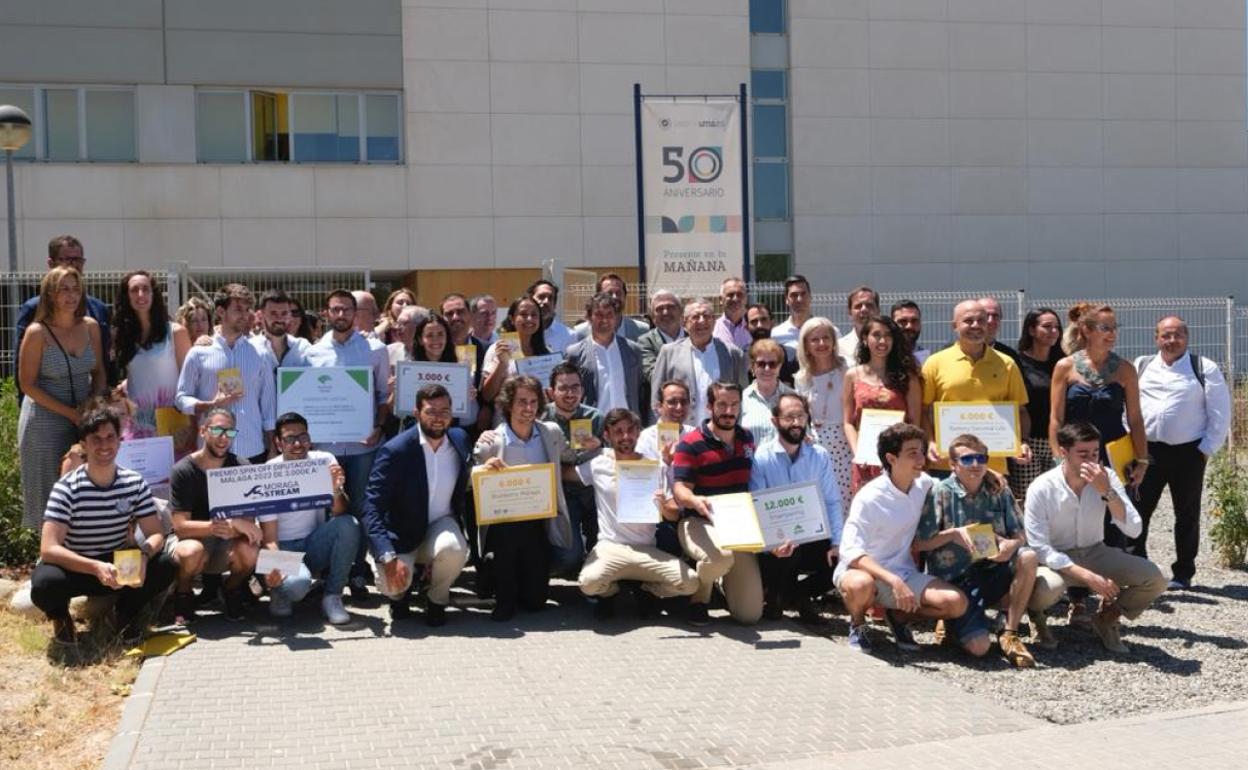 Foto de familia de los premiados con representantes de la UMA y patrocinadores.