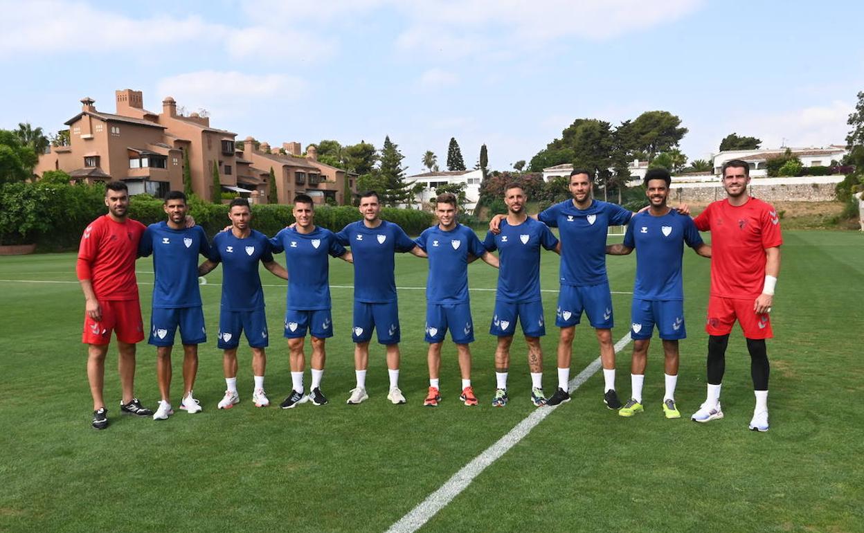 Los diez fichajes del Málaga, Manolo Reina, Juanfran, Rubén Castro, Bustinza, Álex Gallar, Febas, Fran Sol, Esteban Burgos, Ramalho y Rubén Yáñez, posan para SUR en el primer entrenamiento del 'stage' de pretemporada. 