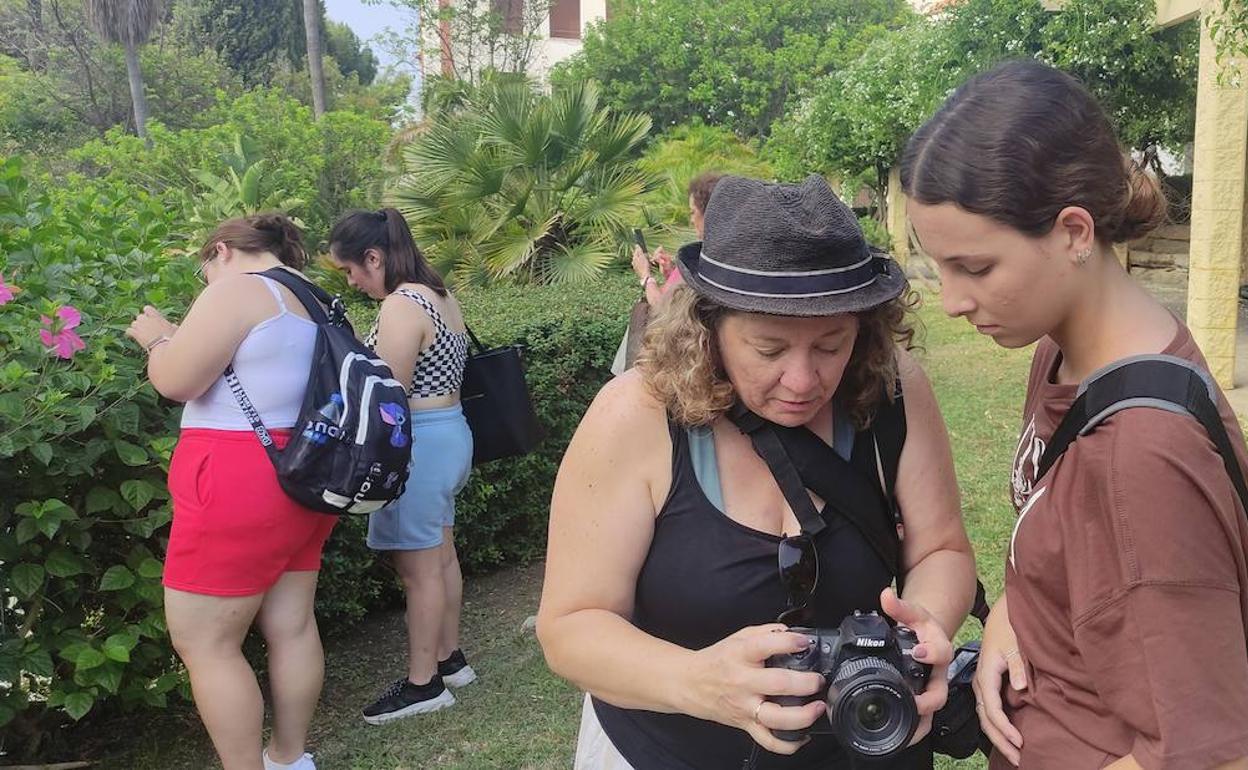 Gladys Farias, coordinadora del taller, durante la salida fotográfica, ayer en el parque del Calvario. 