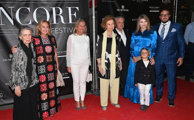 Doña Sofía, que acudió junto a su hermana Irene, posa con la alcaldesa de Marbella, el duque de Sevilla, Sophie de Borbón-Karoly, Fran de Borbón y su hijo. 