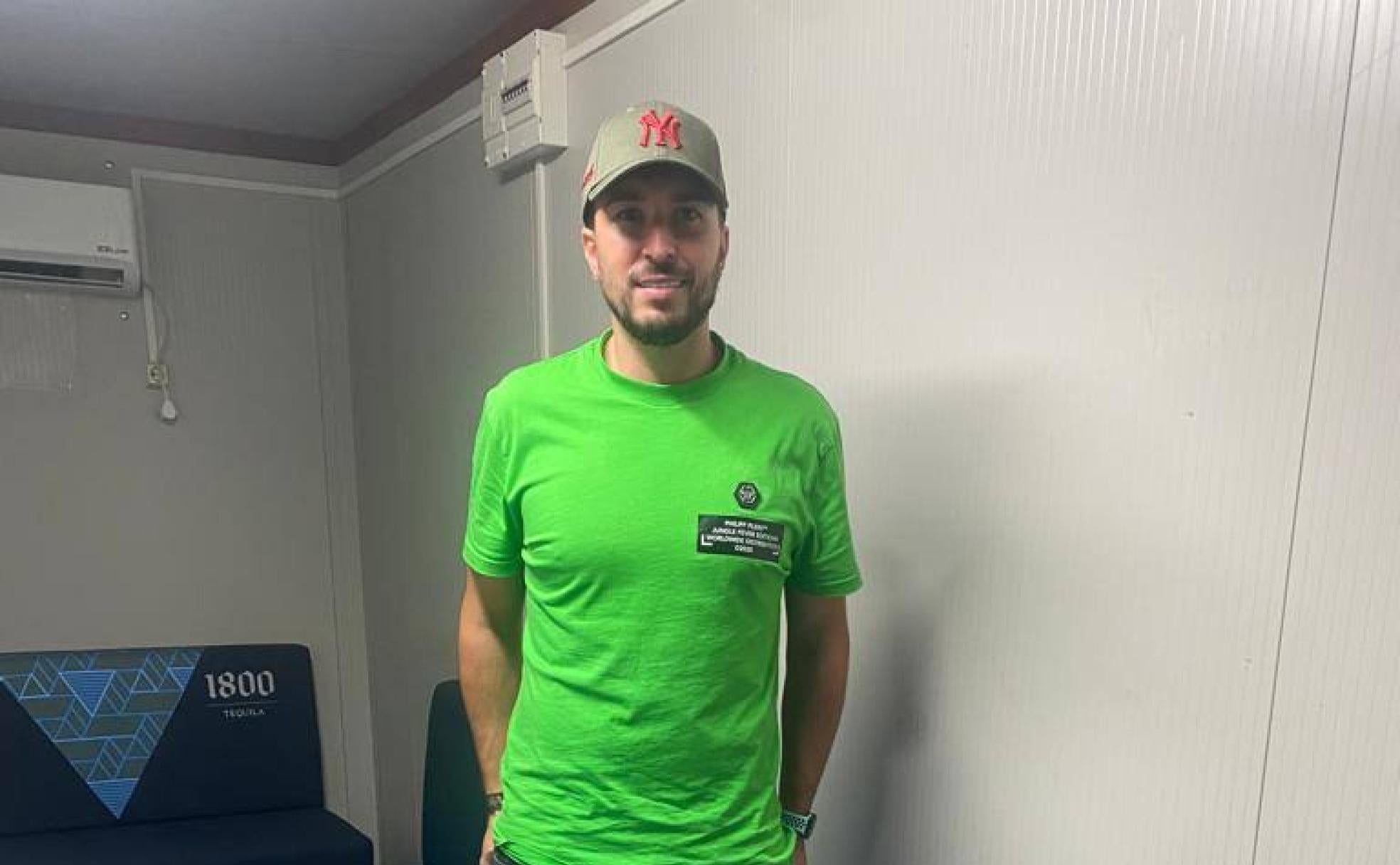 Chris Rosas posa en el camerino de Daddy Yankee tras su actuación en el Puro Latino Torremolinos.