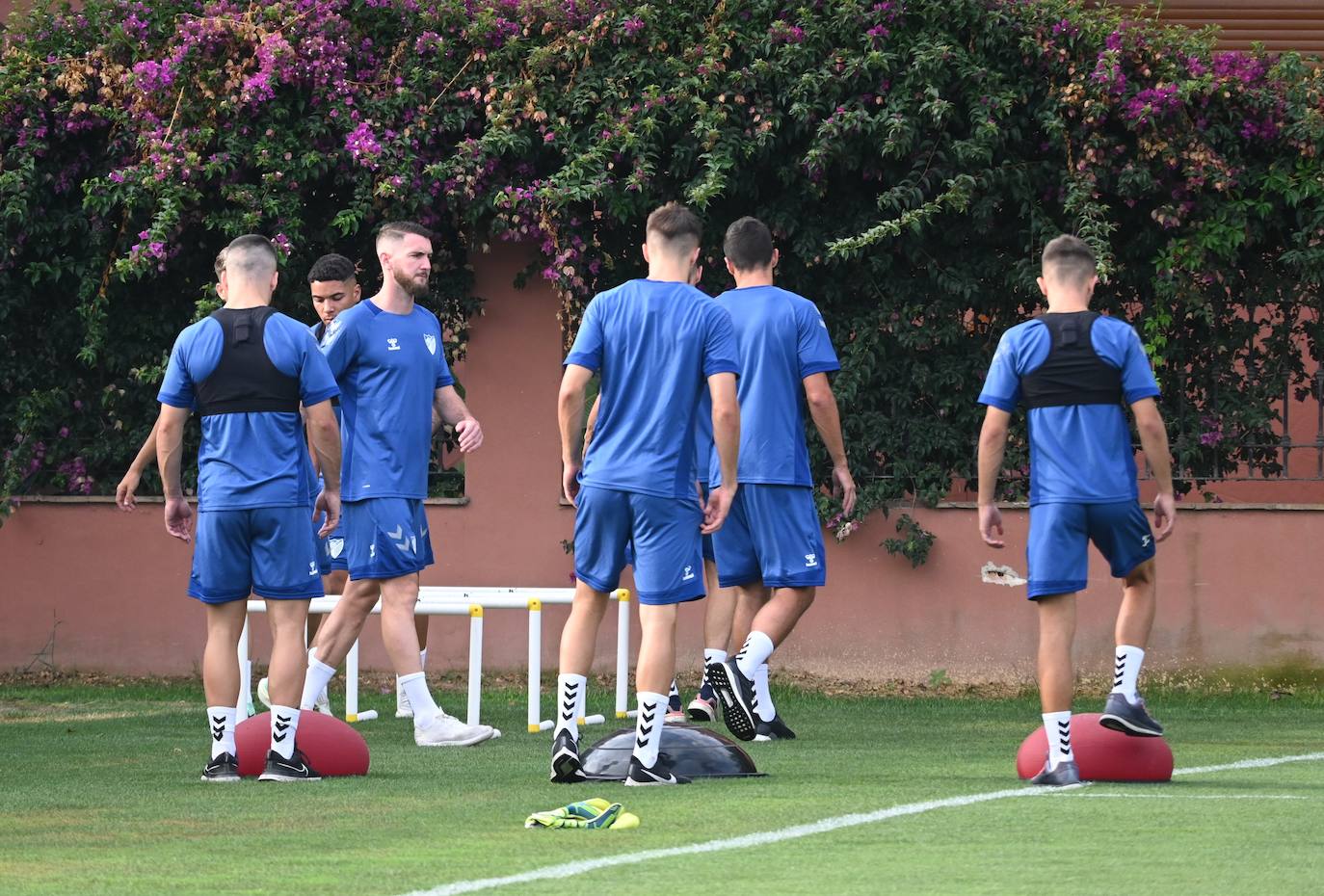 La expedición blanquiazul, lideraba por el técnico Pablo Guede, está formada por 30 jugadores. La lista completa la componen los profesionales Manolo Reina, Rubén Yáñez, Esteban Burgos, Ramalho, Juande, Juanfran, Bustinza, Javi Jiménez, Peybernes, Escassi, Genaro, Ramón, Febas, Luis Muñoz, Jozabed, Álex Gallar, Rubén Castro, Fran Sol y Pablo Chavarría; los canteranos Carlos López, Arturo, Andrés Caro, Víctor Olmo, Moussa, Dani Lorenzo, Issa Fomba, Haitam, Álex Rico y Loren; y el delantero a prueba, Adrián López, quien aspira a tener ficha. El equipo malaguista se hospeda en el complejo hotelero Sol Marbella Estepona Atalaya Park, que cuenta con sus propias instalaciones deportivas para desarrollar los entrenamientos.