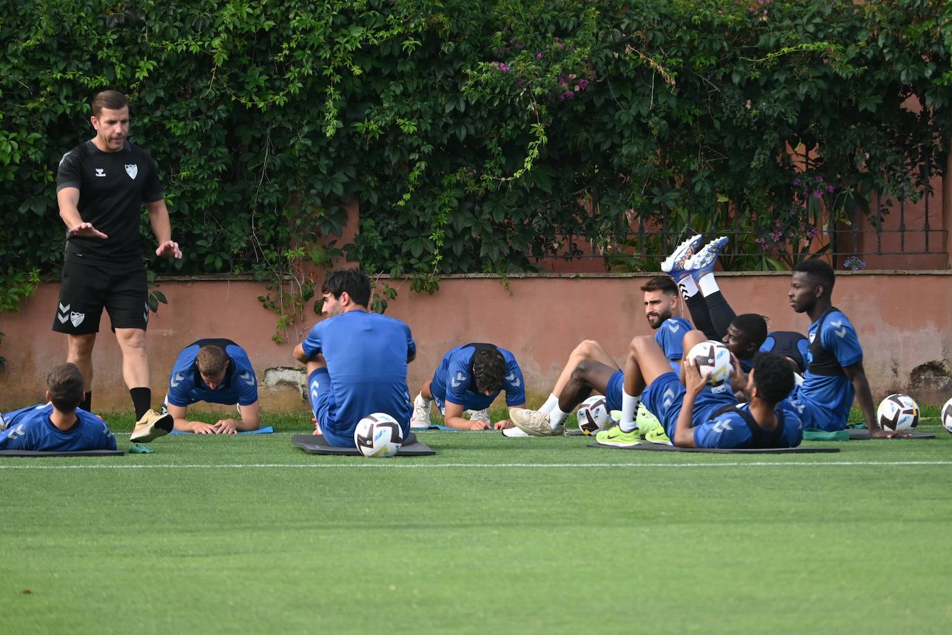 La expedición blanquiazul, lideraba por el técnico Pablo Guede, está formada por 30 jugadores. La lista completa la componen los profesionales Manolo Reina, Rubén Yáñez, Esteban Burgos, Ramalho, Juande, Juanfran, Bustinza, Javi Jiménez, Peybernes, Escassi, Genaro, Ramón, Febas, Luis Muñoz, Jozabed, Álex Gallar, Rubén Castro, Fran Sol y Pablo Chavarría; los canteranos Carlos López, Arturo, Andrés Caro, Víctor Olmo, Moussa, Dani Lorenzo, Issa Fomba, Haitam, Álex Rico y Loren; y el delantero a prueba, Adrián López, quien aspira a tener ficha. El equipo malaguista se hospeda en el complejo hotelero Sol Marbella Estepona Atalaya Park, que cuenta con sus propias instalaciones deportivas para desarrollar los entrenamientos.