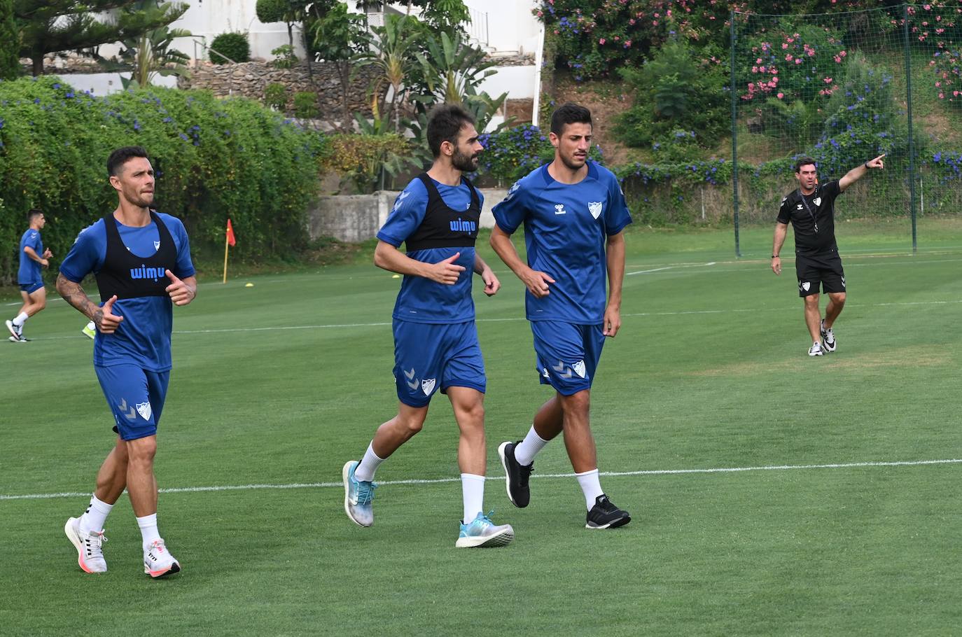 La expedición blanquiazul, lideraba por el técnico Pablo Guede, está formada por 30 jugadores. La lista completa la componen los profesionales Manolo Reina, Rubén Yáñez, Esteban Burgos, Ramalho, Juande, Juanfran, Bustinza, Javi Jiménez, Peybernes, Escassi, Genaro, Ramón, Febas, Luis Muñoz, Jozabed, Álex Gallar, Rubén Castro, Fran Sol y Pablo Chavarría; los canteranos Carlos López, Arturo, Andrés Caro, Víctor Olmo, Moussa, Dani Lorenzo, Issa Fomba, Haitam, Álex Rico y Loren; y el delantero a prueba, Adrián López, quien aspira a tener ficha. El equipo malaguista se hospeda en el complejo hotelero Sol Marbella Estepona Atalaya Park, que cuenta con sus propias instalaciones deportivas para desarrollar los entrenamientos.