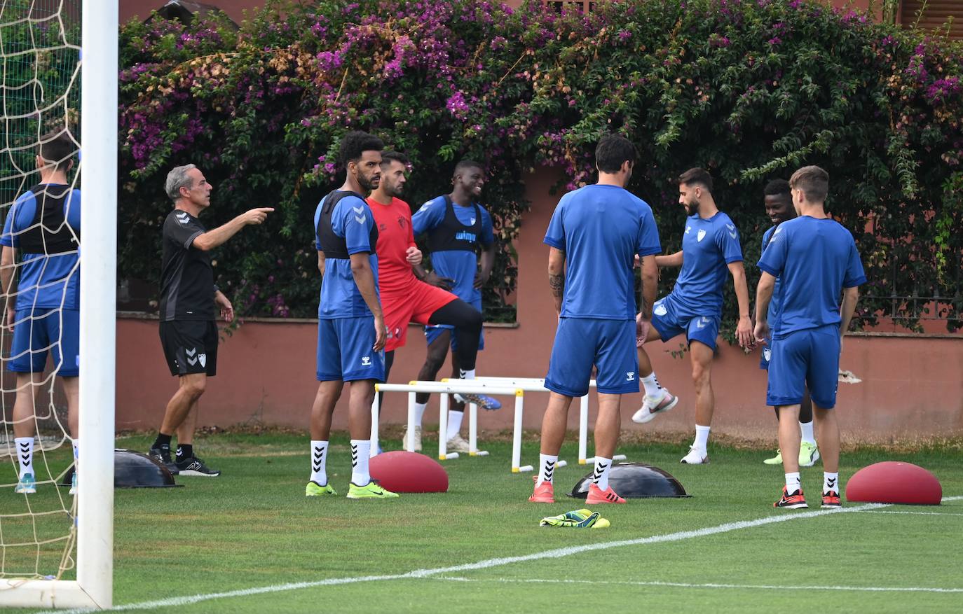 La expedición blanquiazul, lideraba por el técnico Pablo Guede, está formada por 30 jugadores. La lista completa la componen los profesionales Manolo Reina, Rubén Yáñez, Esteban Burgos, Ramalho, Juande, Juanfran, Bustinza, Javi Jiménez, Peybernes, Escassi, Genaro, Ramón, Febas, Luis Muñoz, Jozabed, Álex Gallar, Rubén Castro, Fran Sol y Pablo Chavarría; los canteranos Carlos López, Arturo, Andrés Caro, Víctor Olmo, Moussa, Dani Lorenzo, Issa Fomba, Haitam, Álex Rico y Loren; y el delantero a prueba, Adrián López, quien aspira a tener ficha. El equipo malaguista se hospeda en el complejo hotelero Sol Marbella Estepona Atalaya Park, que cuenta con sus propias instalaciones deportivas para desarrollar los entrenamientos.