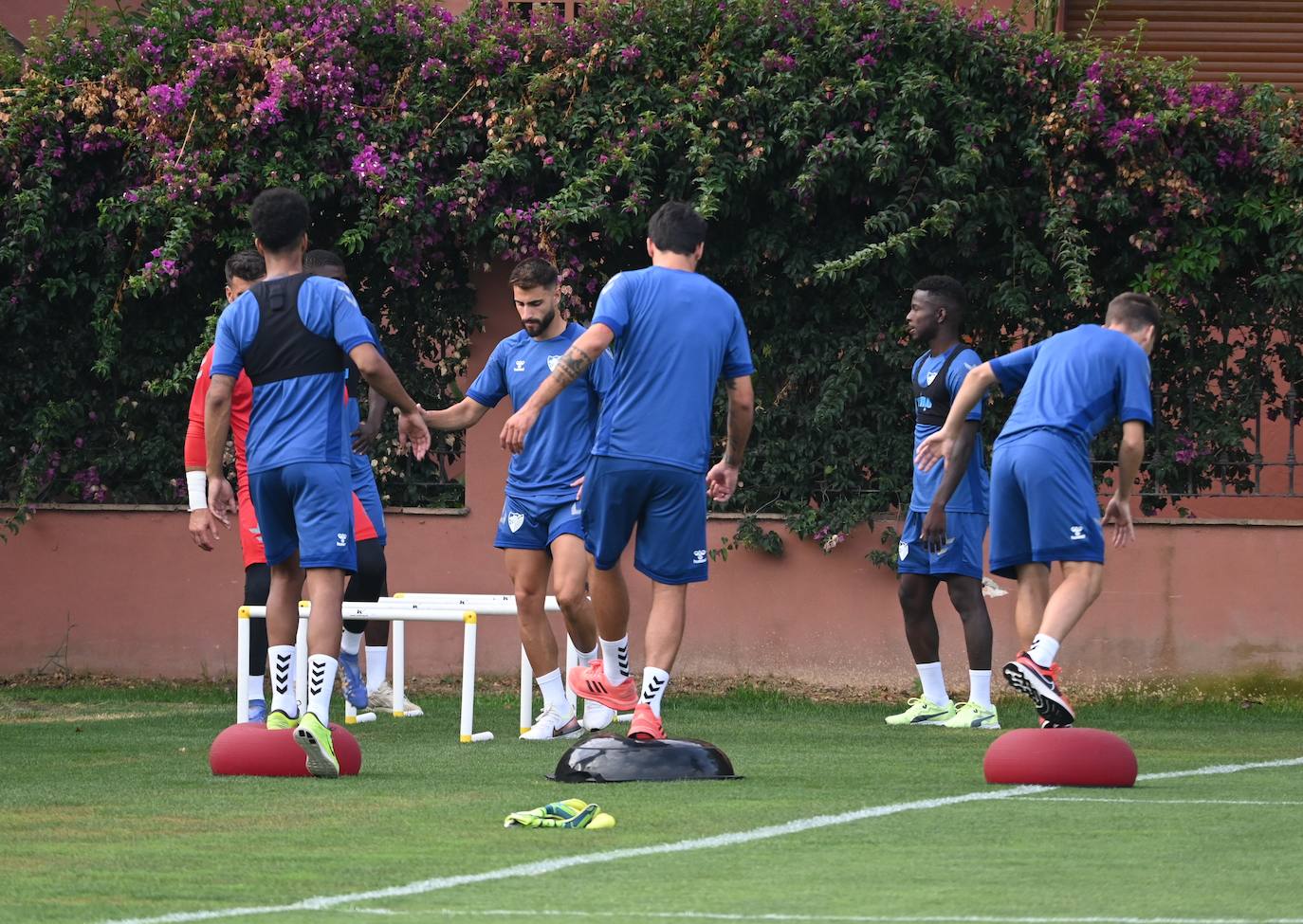 La expedición blanquiazul, lideraba por el técnico Pablo Guede, está formada por 30 jugadores. La lista completa la componen los profesionales Manolo Reina, Rubén Yáñez, Esteban Burgos, Ramalho, Juande, Juanfran, Bustinza, Javi Jiménez, Peybernes, Escassi, Genaro, Ramón, Febas, Luis Muñoz, Jozabed, Álex Gallar, Rubén Castro, Fran Sol y Pablo Chavarría; los canteranos Carlos López, Arturo, Andrés Caro, Víctor Olmo, Moussa, Dani Lorenzo, Issa Fomba, Haitam, Álex Rico y Loren; y el delantero a prueba, Adrián López, quien aspira a tener ficha. El equipo malaguista se hospeda en el complejo hotelero Sol Marbella Estepona Atalaya Park, que cuenta con sus propias instalaciones deportivas para desarrollar los entrenamientos.